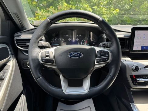 Used 2021 Ford Explorer XLT w/ Equipment Group 202A AWD/4WD image 15