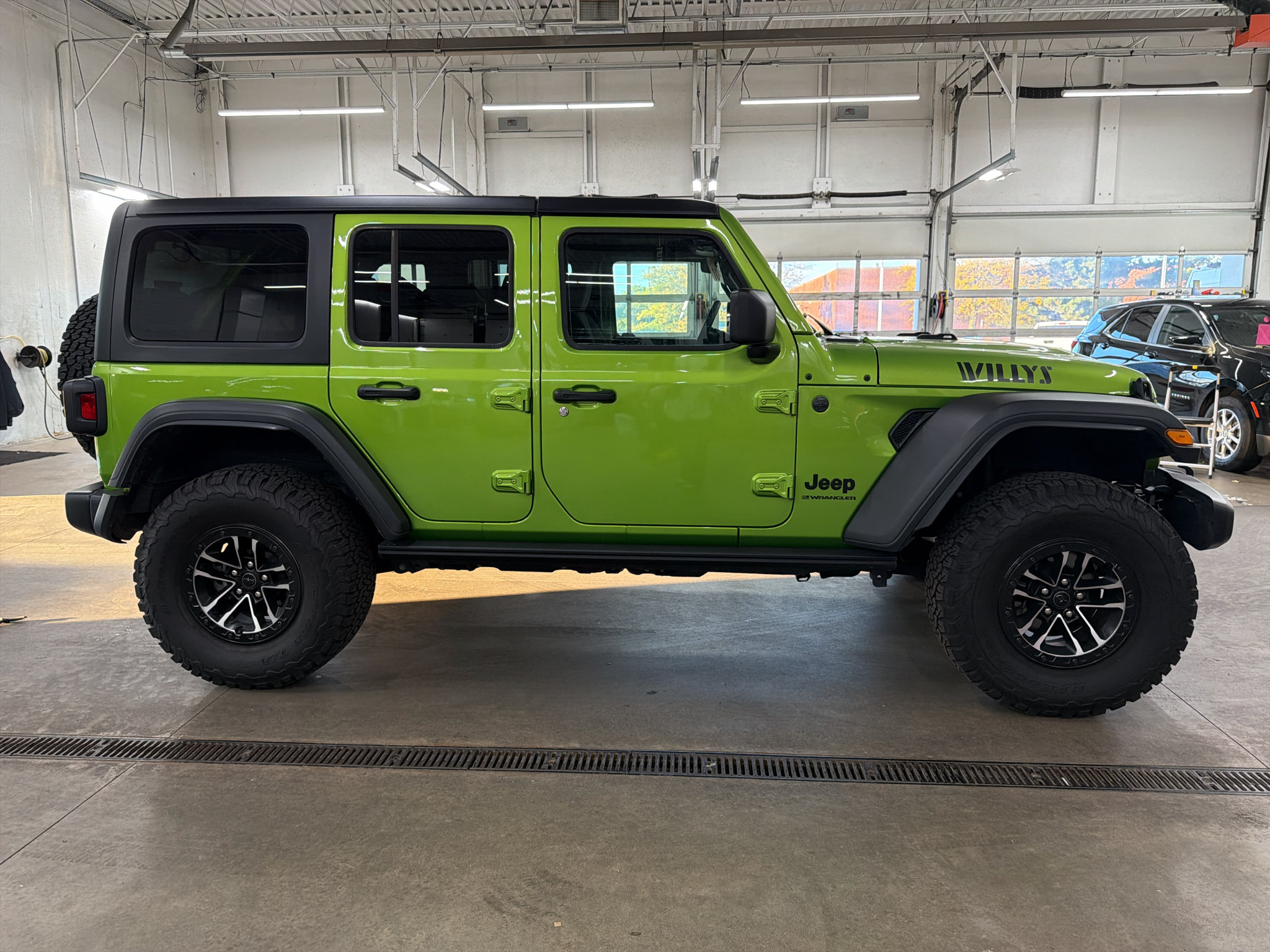 Used 2025 Jeep Wrangler Unlimited Sport AWD/4WD image 3