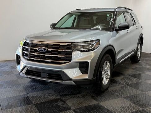 Used 2025 Ford Explorer Active AWD/4WD image 5