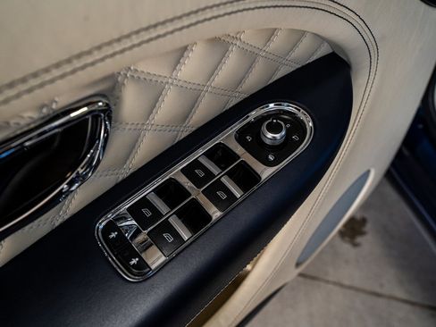 Used 2021 Bentley Bentayga image 33