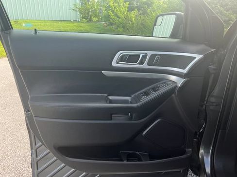 Used 2015 Ford Explorer XLT w/ Equipment Group 202A AWD/4WD image 10