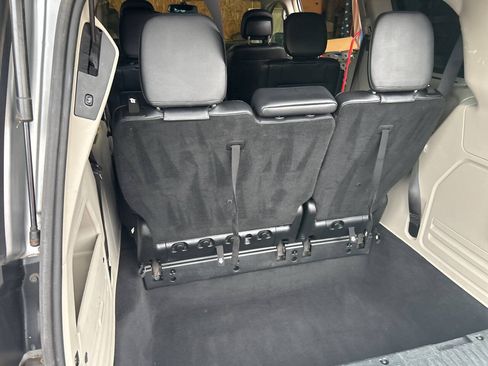 Used 2015 Chrysler Town & Country Touring FWD image 12