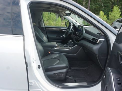 Used 2023 Toyota Highlander Platinum FWD image 20