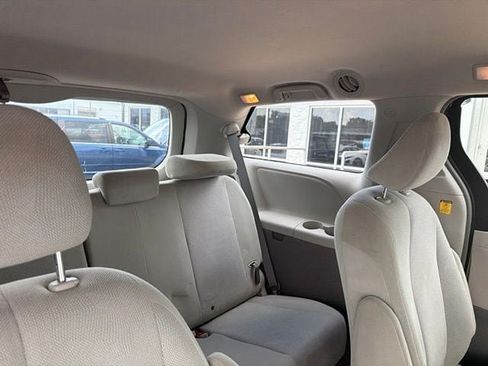 Used 2011 Toyota Sienna w/ Towing Pkg FWD image 8