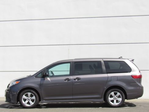Certified 2020 Toyota Sienna L FWD image 4