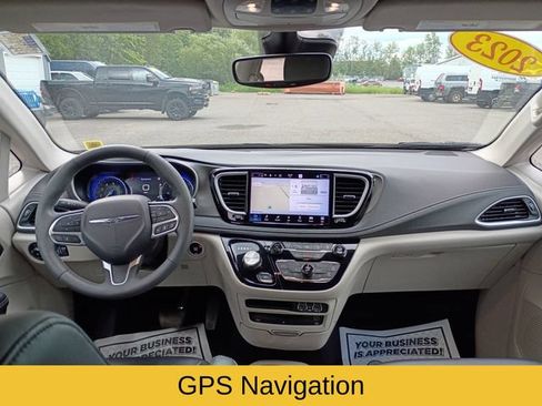 Used 2023 Chrysler Pacifica Touring-L w/ Uconnect Theater Family Group AWD/4WD image 11