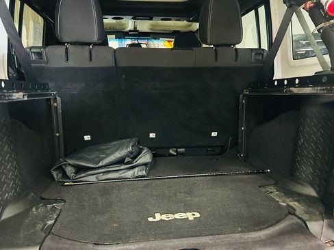 Used 2017 Jeep Wrangler Unlimited Sahara w/ Connectivity Group AWD/4WD image 18