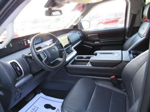 Used 2025 Ford Expedition Platinum AWD/4WD image 8
