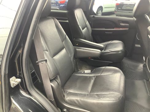 Used 2011 Cadillac Escalade Luxury image 16