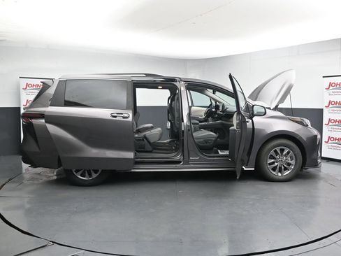 Used 2024 Toyota Sienna XLE FWD image 41