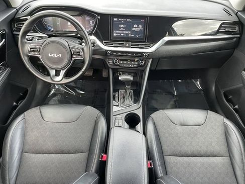 Certified 2022 Kia Niro EX image 10