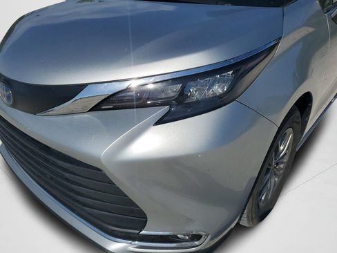 Used 2024 Toyota Sienna XLE FWD image 25