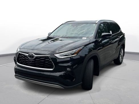 Certified 2025 Toyota Highlander Platinum AWD/4WD image 2