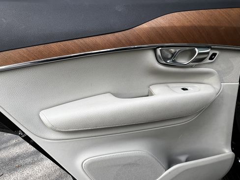 Used 2021 Volvo XC90 T6 Momentum image 31