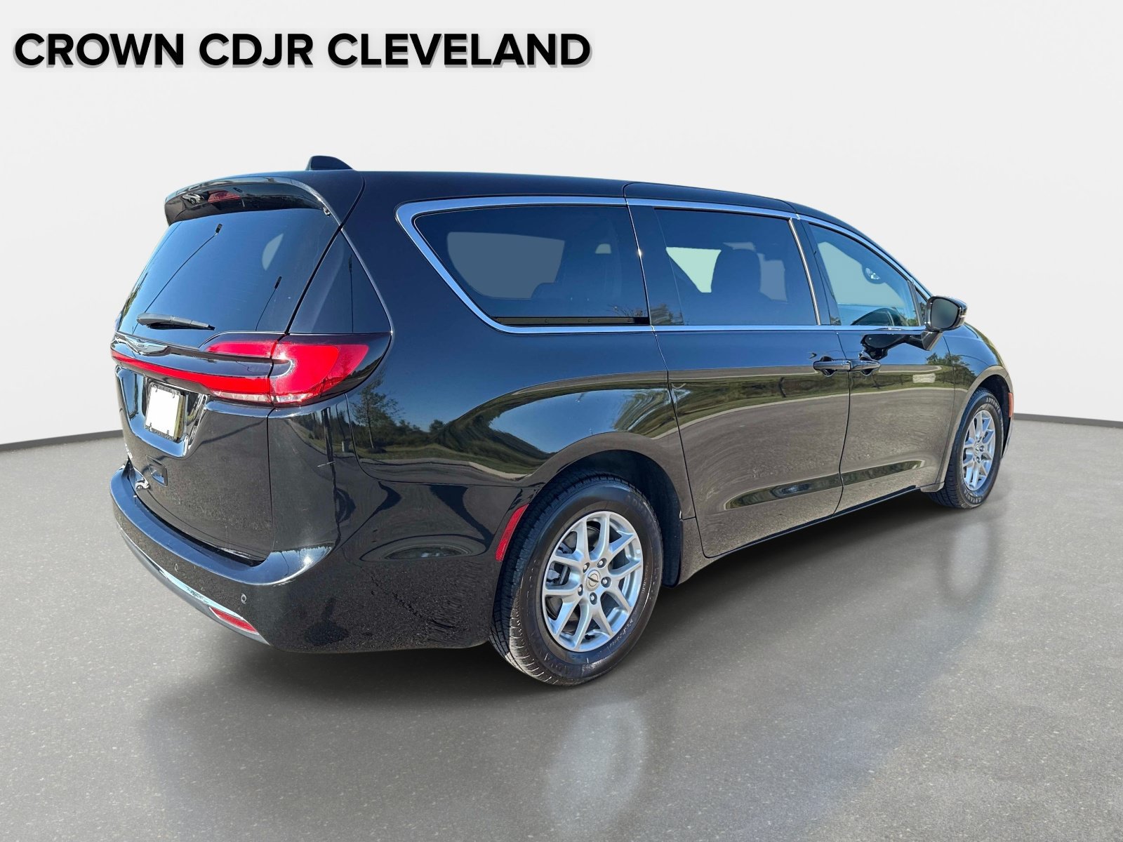 Used 2025 Chrysler Pacifica Select FWD image 4
