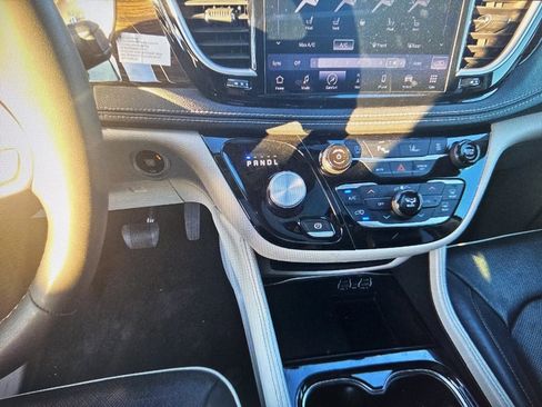 Used 2023 Chrysler Pacifica Limited image 14