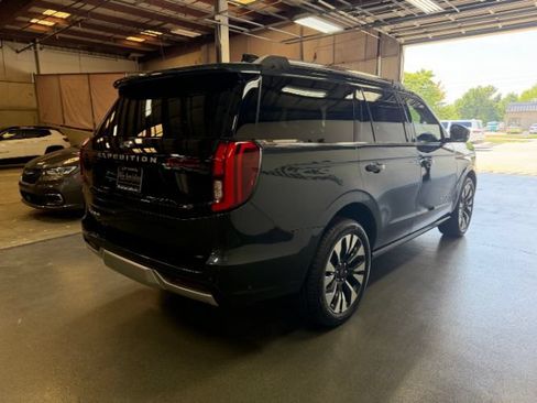 Used 2025 Ford Expedition Platinum w/ Driver's Package AWD/4WD image 2