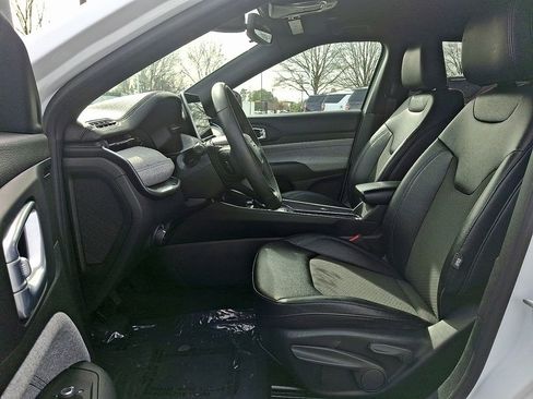 Used 2024 Jeep Compass Latitude image 13