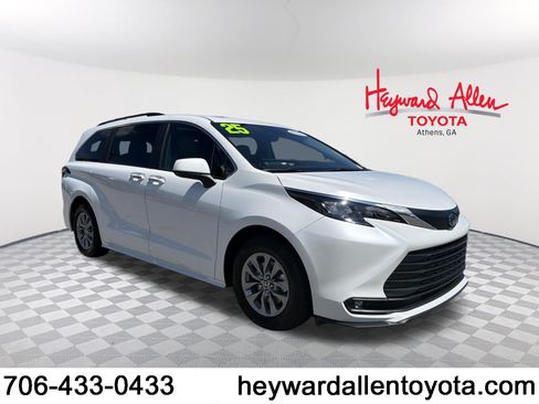 Certified 2025 Toyota Sienna XLE FWD image 1