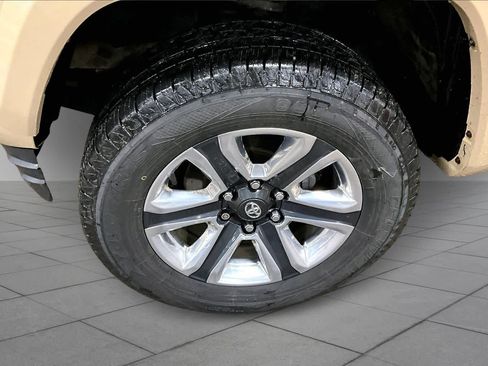 Used 2016 Toyota Tacoma Limited w/ Towing Package image 11