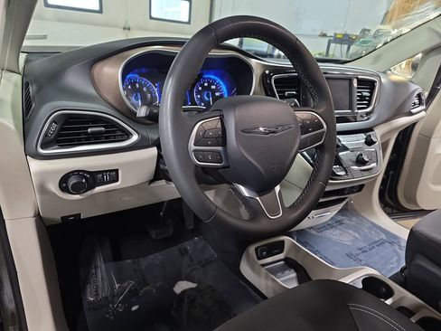 Used 2023 Chrysler Voyager LX image 16