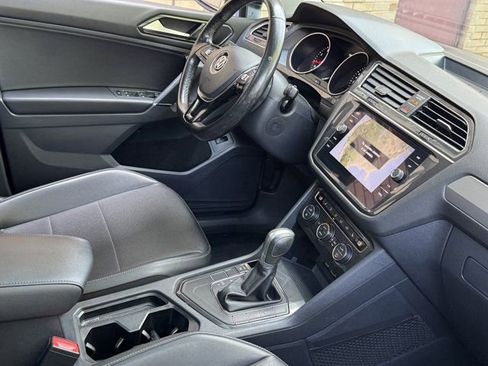 Used 2018 Volkswagen Tiguan SEL FWD image 17