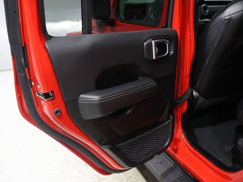 Used 2022 Jeep Wrangler Unlimited Sahara w/ Cold Weather Group image 17