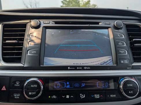 Used 2018 Toyota Highlander XLE AWD/4WD image 26