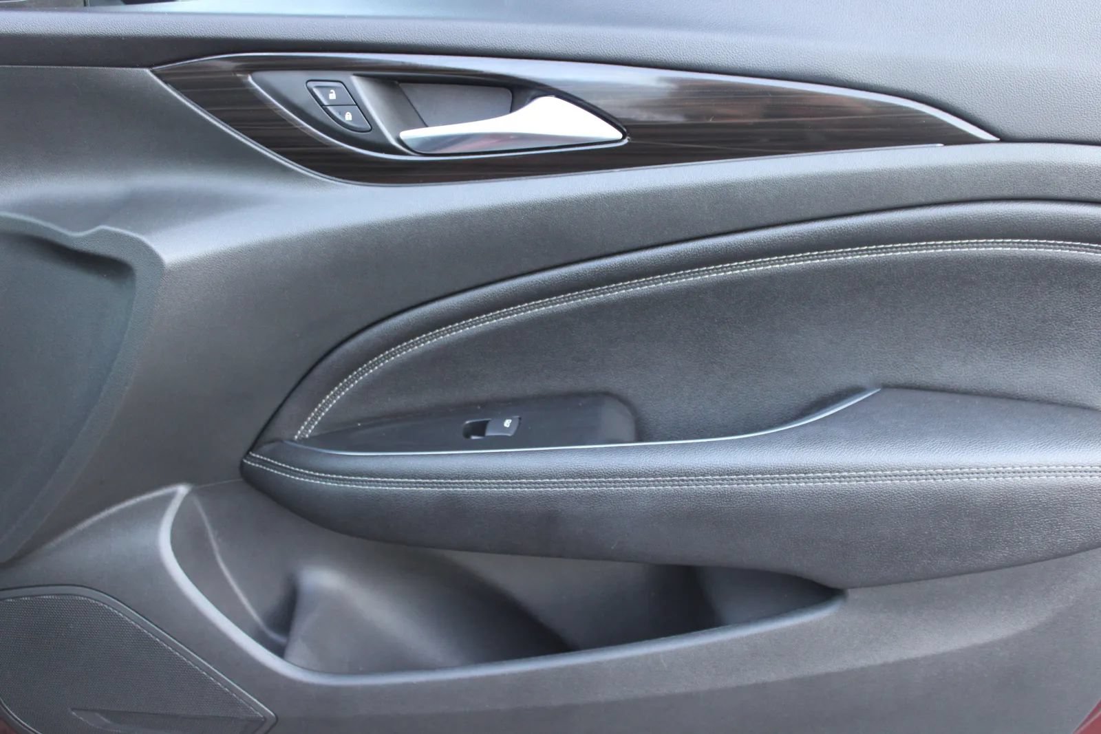 Used 2019 Buick Regal Essence FWD image 19