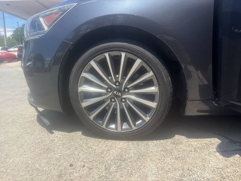 Used 2017 Kia Cadenza Premium w/ Luxury Package FWD image 14