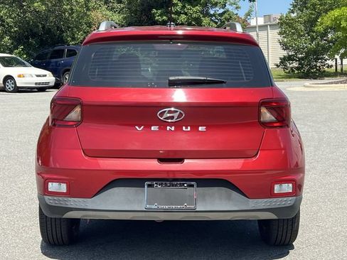 Used 2024 Hyundai Venue Limited FWD image 12