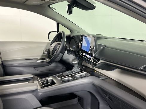 Used 2023 Toyota Sienna Limited image 31