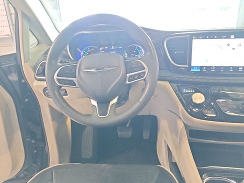 Used 2023 Chrysler Pacifica Limited FWD image 16