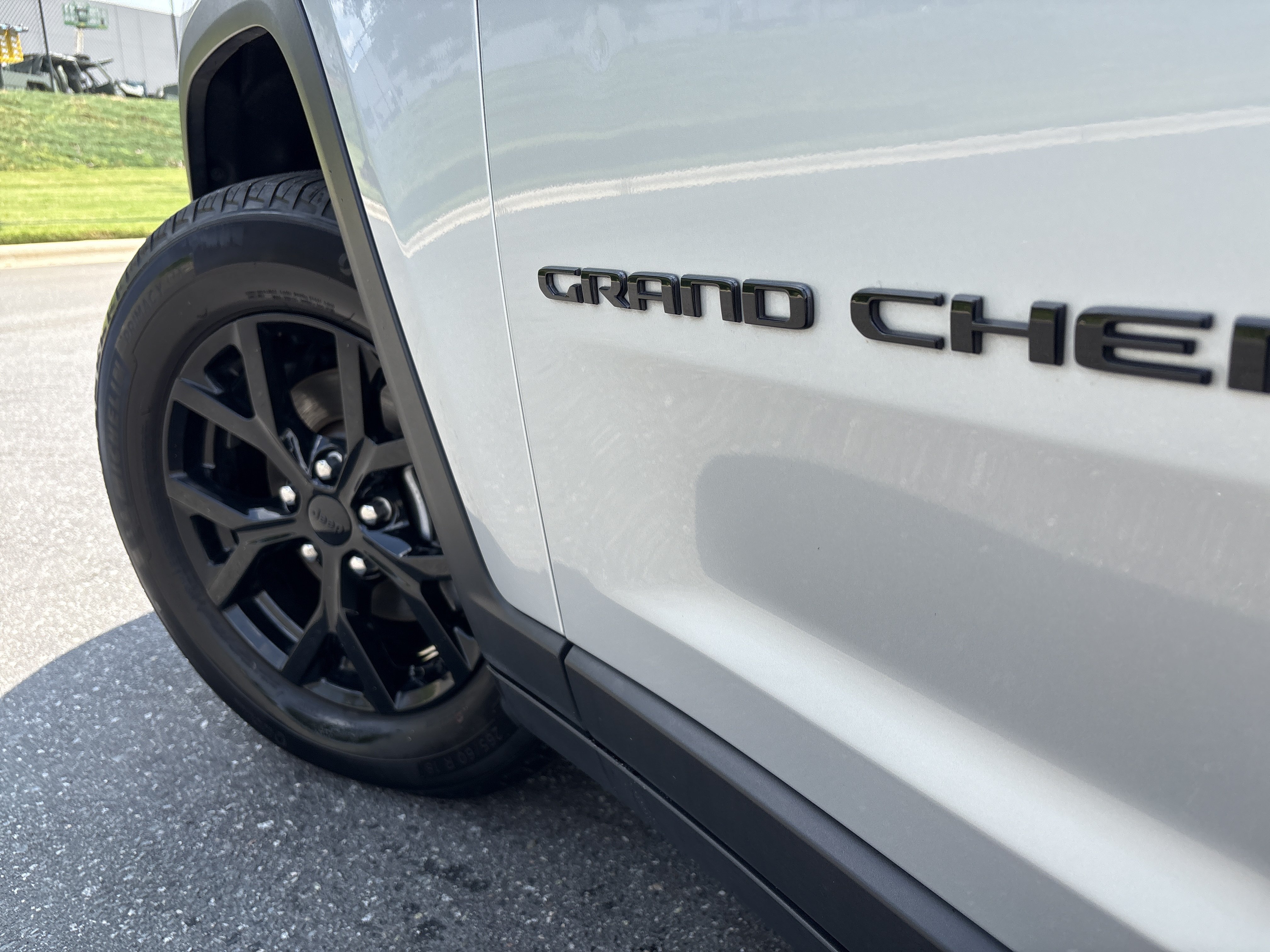 Used 2025 Jeep Grand Cherokee Altitude AWD/4WD image 12