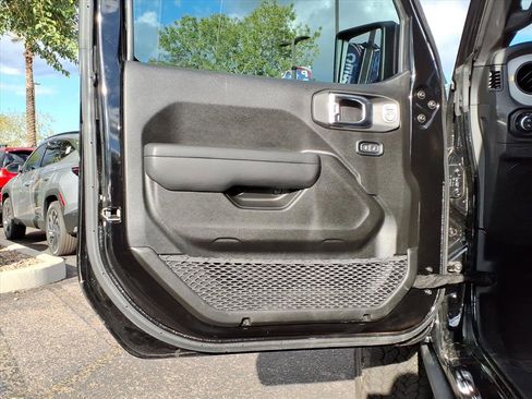 Used 2025 Jeep Gladiator Sport image 18