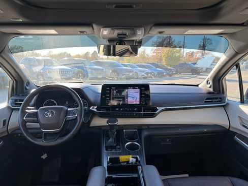 Used 2021 Toyota Sienna Platinum image 23
