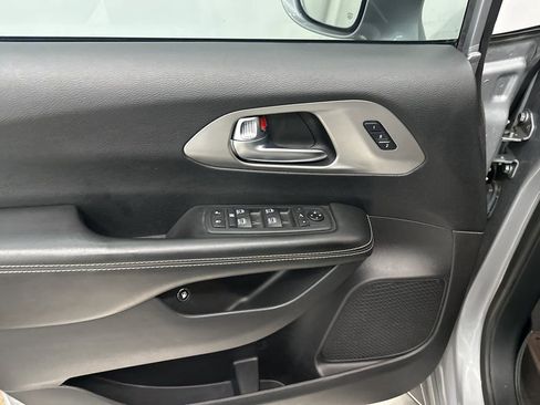 Used 2021 Chrysler Pacifica Limited w/ Uconnect Theater Family Group image 12