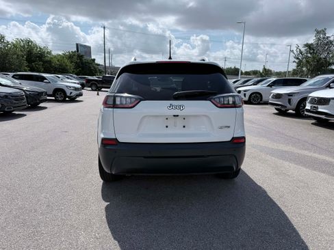 Used 2019 Jeep Cherokee Latitude Plus w/ Cold Weather Group FWD image 5