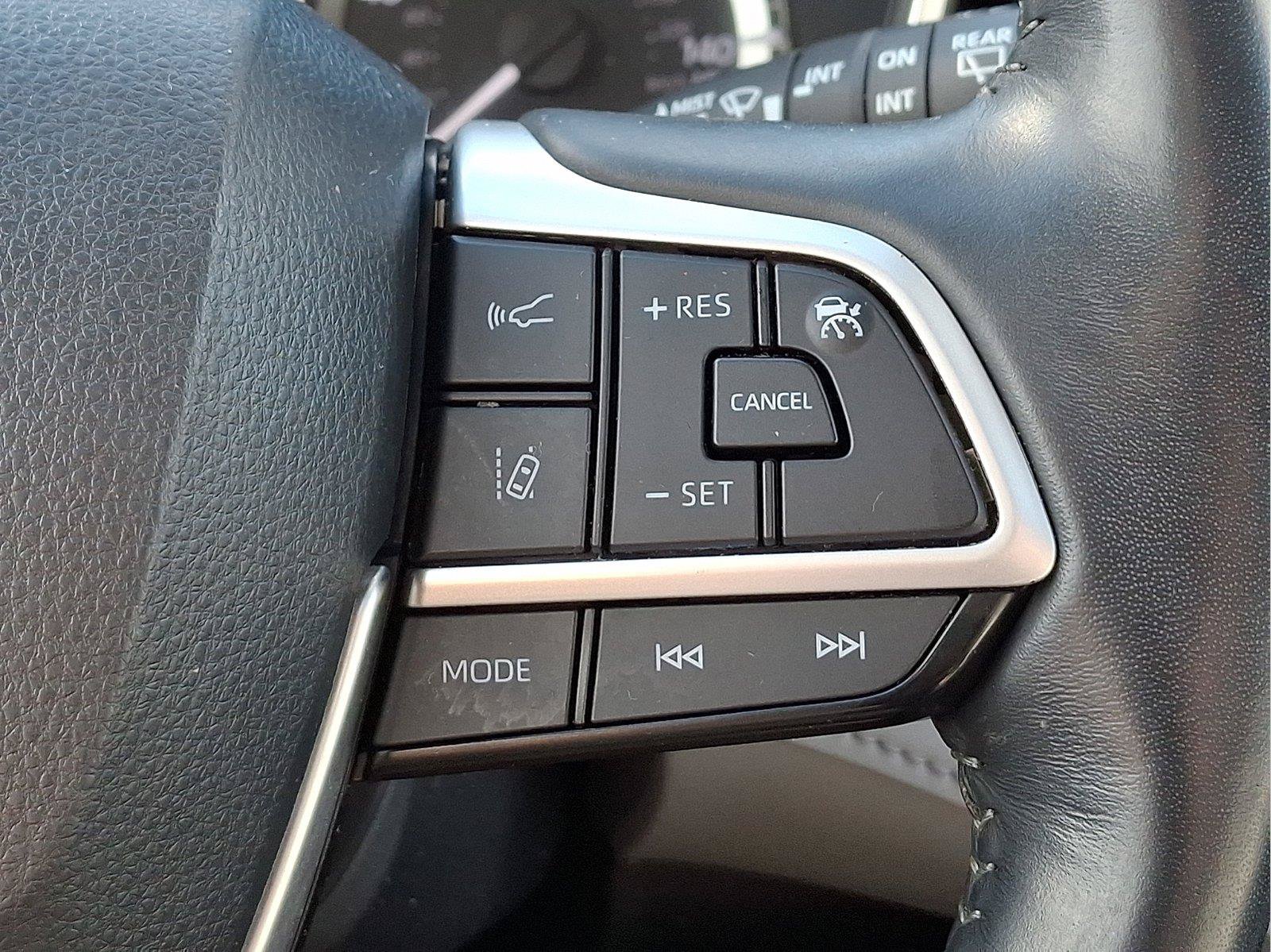Used 2023 Toyota Highlander XLE AWD/4WD image 23