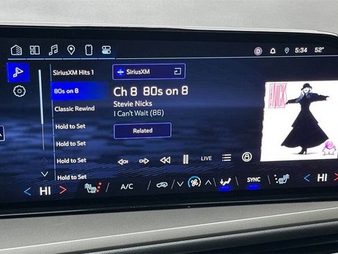 Used 2025 Chevrolet Traverse LT image 19