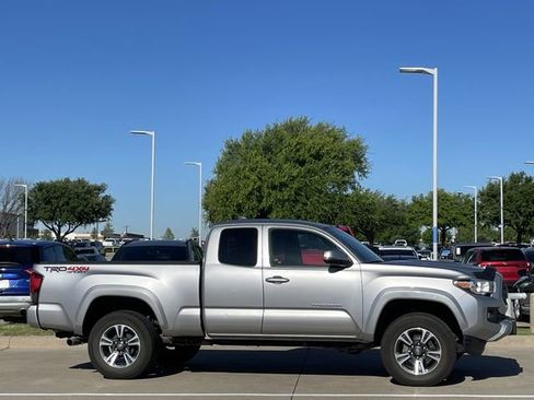 Used 2018 Toyota Tacoma TRD Sport image 3