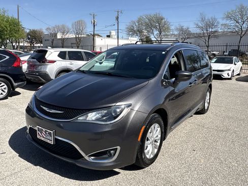 Used 2019 Chrysler Pacifica Touring-L image 17