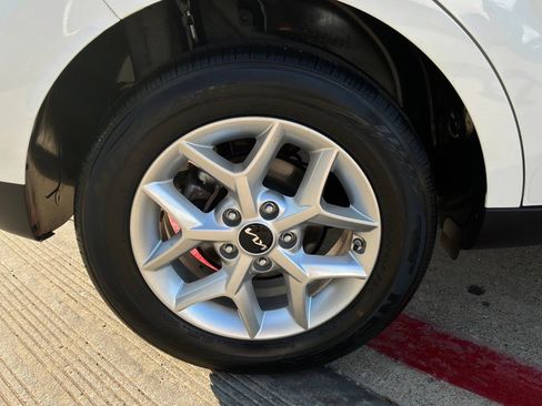 Used 2025 Kia Soul LX w/ LX Technology Package FWD image 9