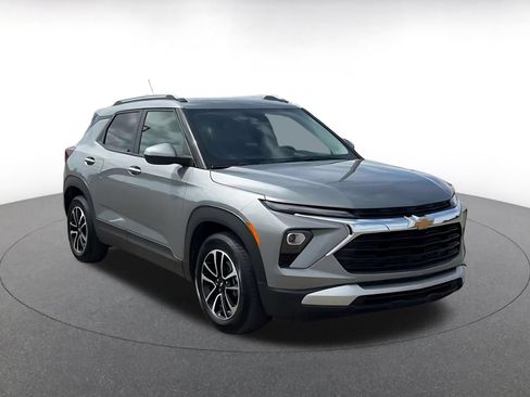 Used 2025 Chevrolet TrailBlazer LT FWD image 3