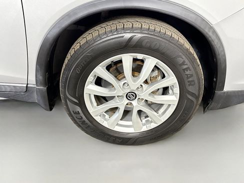 Used 2018 Nissan Rogue SV w/ Premium Package image 32