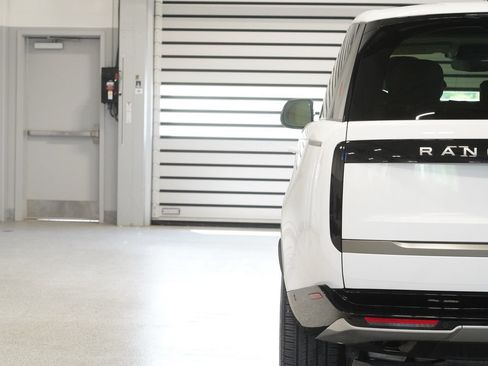 Used 2025 Land Rover Range Rover SE AWD/4WD image 9