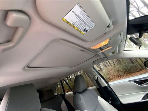 Used 2020 Toyota RAV4 XLE image 13