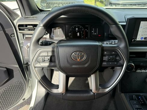 Used 2025 Toyota 4Runner SR5 AWD/4WD image 5