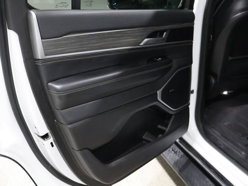 Certified 2024 Jeep Wagoneer Series II image 19