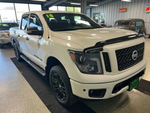 Used 2018 Nissan Titan SV w/ SV Convenience Package image 2